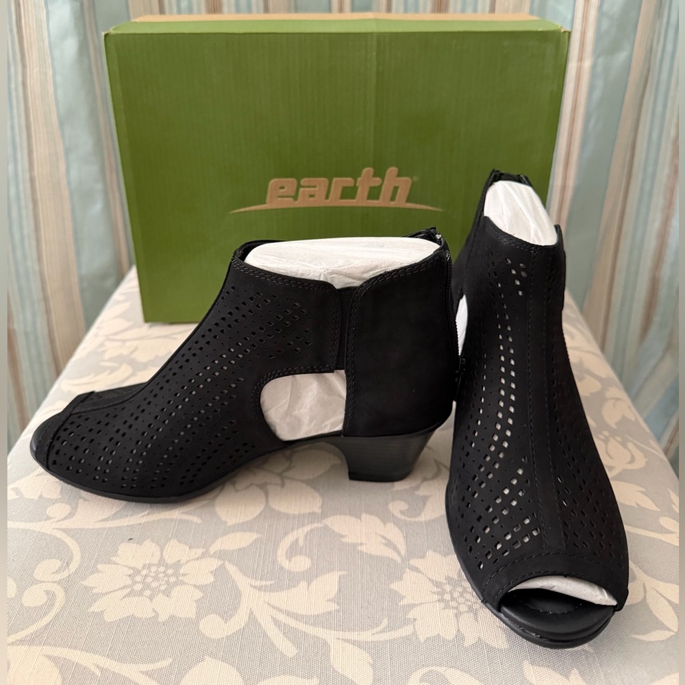 Earth Keri Black Perforated Peep-Toe Cutout Booties Size 6.5 NIB